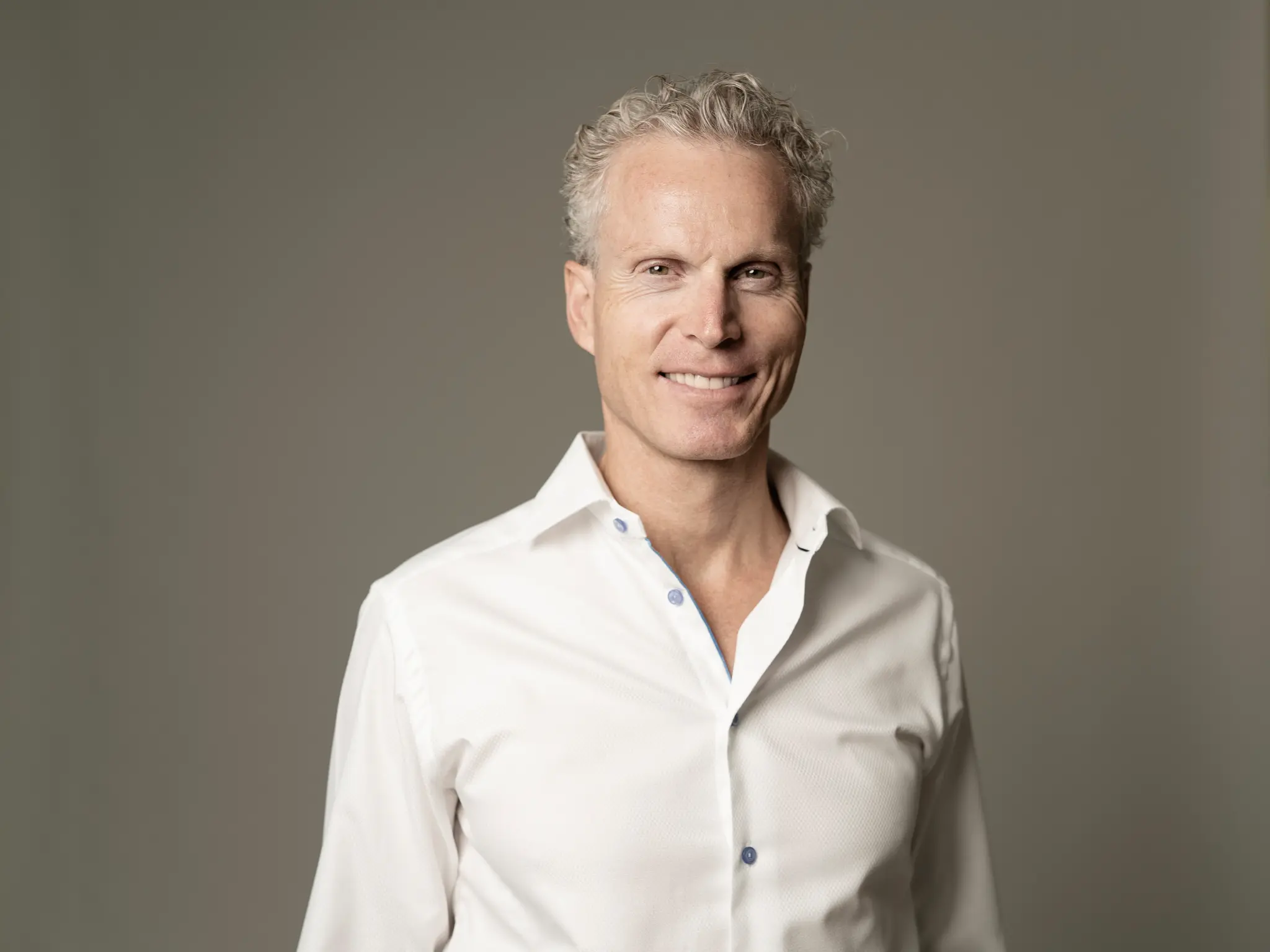 robert-bauder-white-shirt_8a65afb0